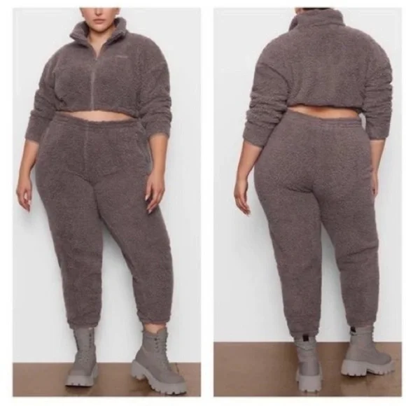 NWT SKIMS Teddy Jogger - Picture 2 of 8